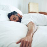 Moverse mucho en la cama al dormir es más común de lo que pensamos, aunque los expertos aclaran que puede deberse a un problema psicológico