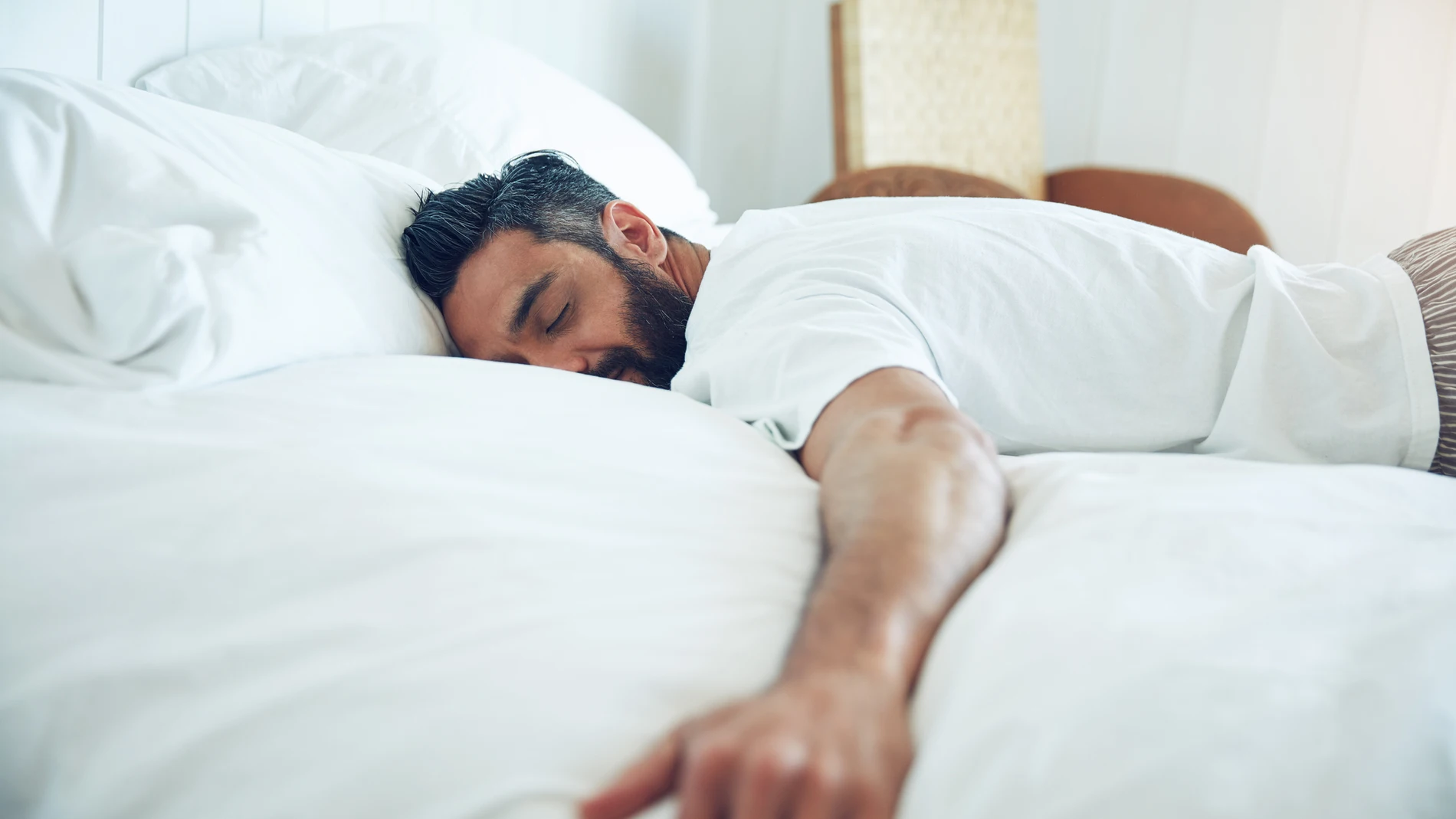 Moverse mucho en la cama al dormir es más común de lo que pensamos, aunque los expertos aclaran que puede deberse a un problema psicológico