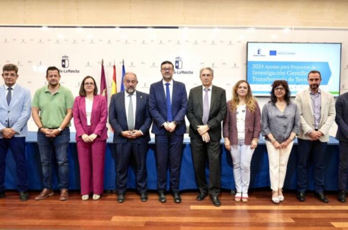 El consejero de Educación, Cultura y Deportes, Amador Pastor acompañado del rector de la Universidad de Castilla-La Mancha, Julián Garde; el rector de la Universidad de Alcalá, José Vicente Saz; de la investigadora Gemma Herranz Sánchez-Cosgalla; y la directora de la Agencia de Investigación e Innovación de Castilla-La Mancha, Charo Serrano; entre otros.