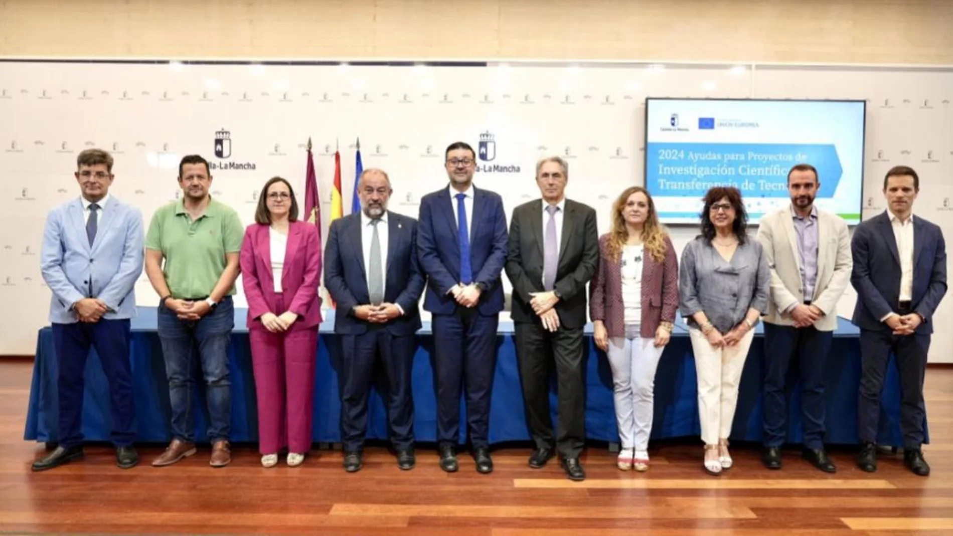 El consejero de Educación, Cultura y Deportes, Amador Pastor acompañado del rector de la Universidad de Castilla-La Mancha, Julián Garde; el rector de la Universidad de Alcalá, José Vicente Saz; de la investigadora Gemma Herranz Sánchez-Cosgalla; y la directora de la Agencia de Investigación e Innovación de Castilla-La Mancha, Charo Serrano; entre otros.