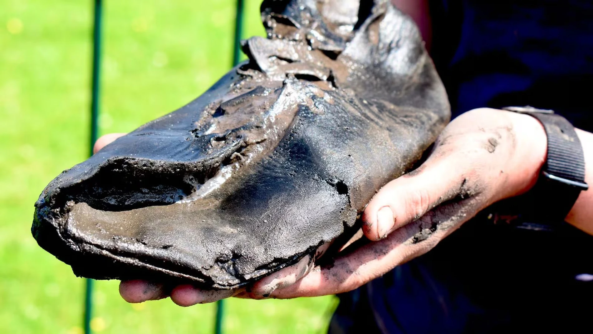 Encuentran unos zapatos gigantes cerca del Muro de Adriano del siglo I d.C. que intrigan a los expertos