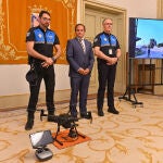 El concejal de Protección Ciudadana, Ángel Molina, presenta el dron junto a dos agentes de la policía local de Salamanca