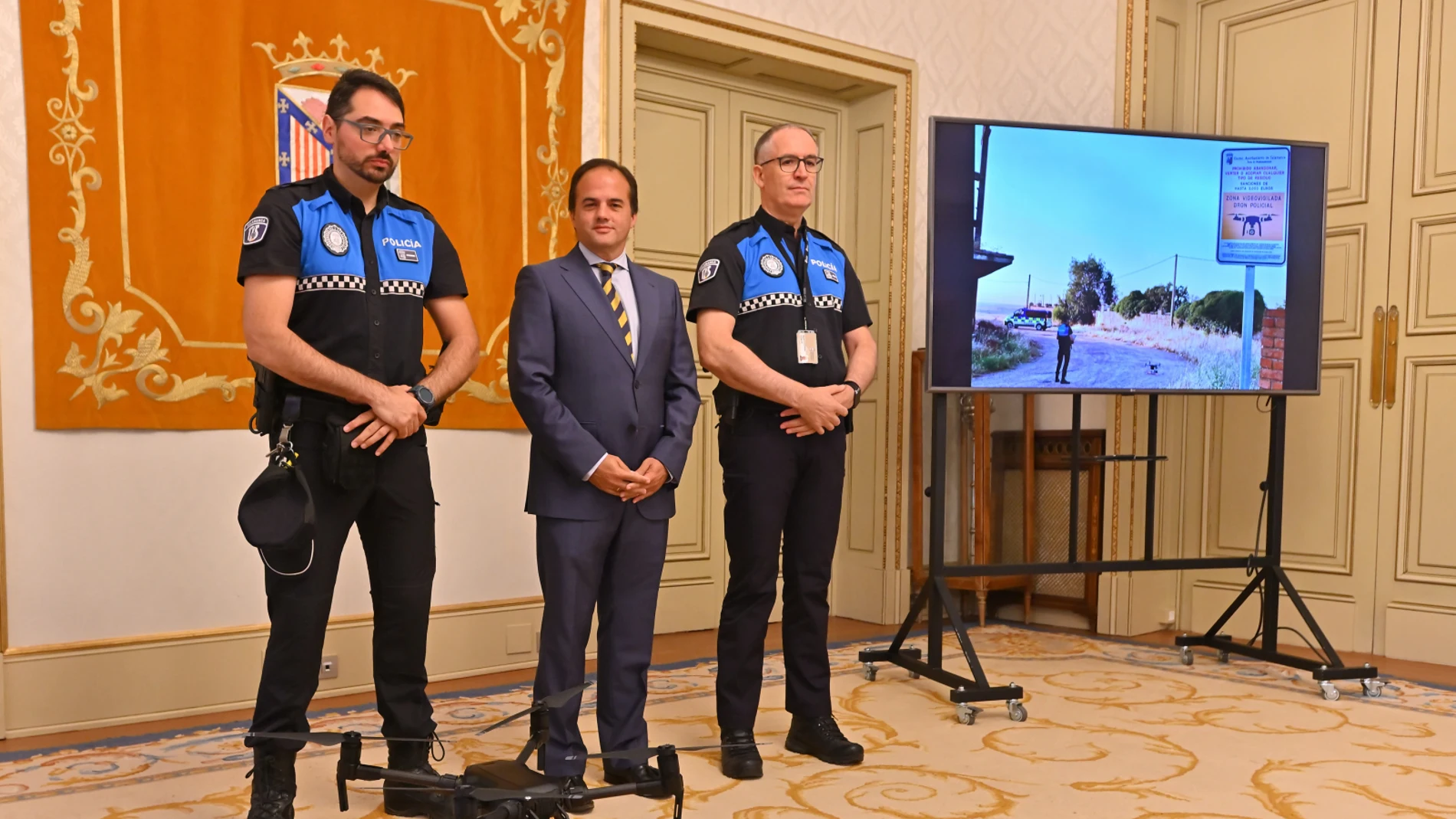 El concejal de Protección Ciudadana, Ángel Molina, presenta el dron junto a dos agentes de la policía local de Salamanca