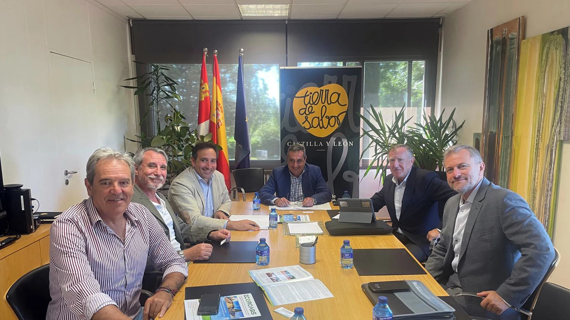 La Cámara de Contratistas de Castilla y León promovió la celebración de una reunión con el Instituto Tecnológico Agrario de Castilla y León (Itacyl) con el objetivo de dar a conocer ‘Ecoroad’, un producto multienzimático de origen estadounidense para la estabilización de suelos y construcción de carreteras