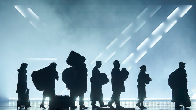 Una escena de la ópera "Benjamin a Portbou", de Antoni Ros-Marbà en el Liceo de Barcelona