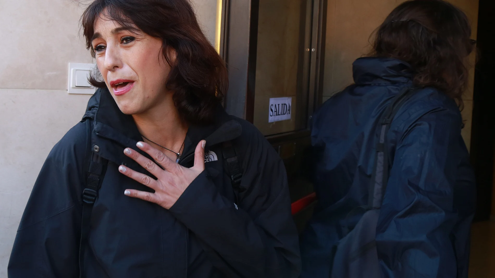 Juana Rivas a su salida hoy del juzgado de lo Penal 1 de Granada donde ha recogido la sentencia que la condena a cinco años de cárcel y seis de inhabilitación para la patria potestad de sus dos hijos por permanecer en paradero desconocido con ellos en el verano del 2017.