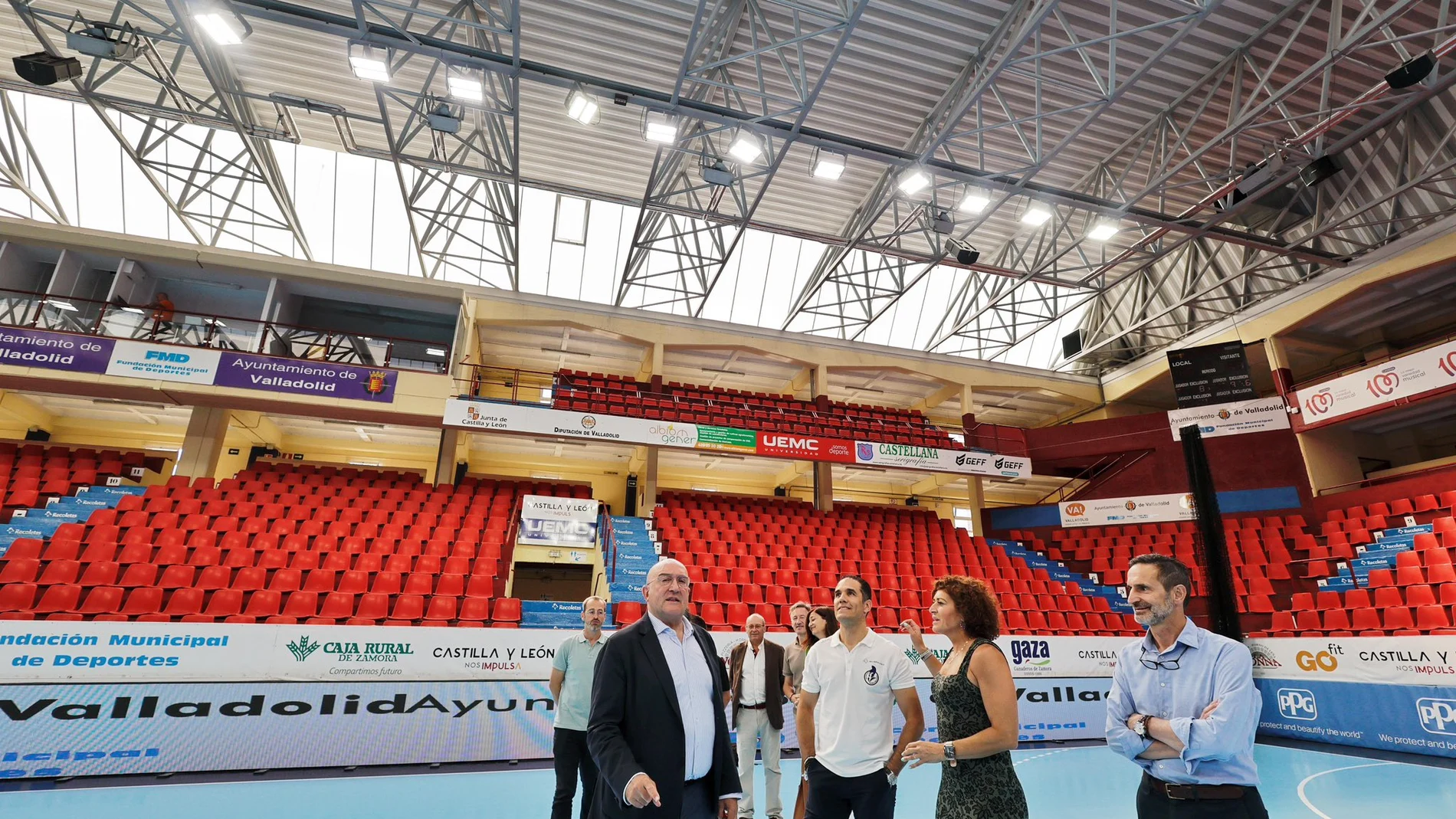 Carnero presenta la nueva iluminación LED del histórico polideportivo Huerta del Rey de Valladolid