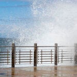 Oleaje en el Paseo Nuevo de San Sebastián