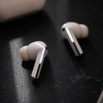 Los Samsung Galaxy Buds 3 FE heredan la franja táctil vertical de los Galaxy Buds 3 Pro, pero no sabemos si tendrán un LED integrado o no
