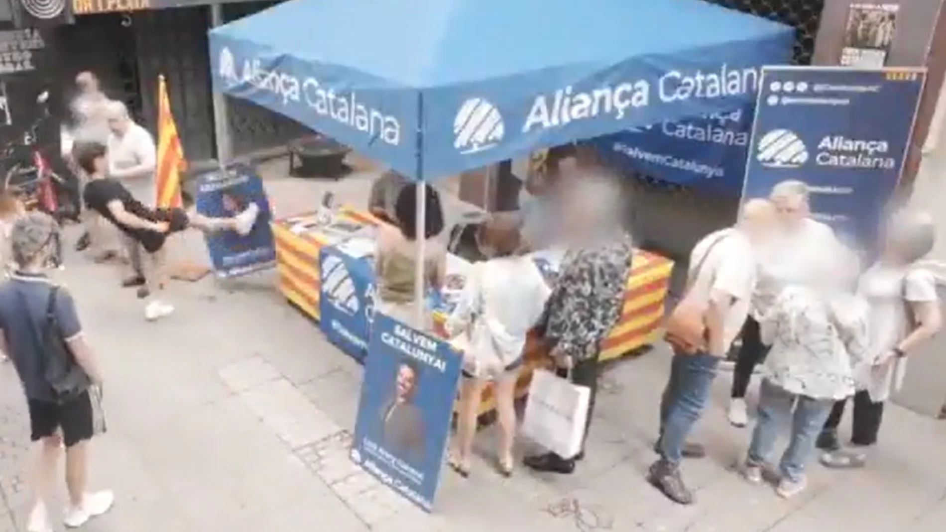 Nueva agresión a una carpa de Aliança Catalana por parte del "islamoizquierdismo"