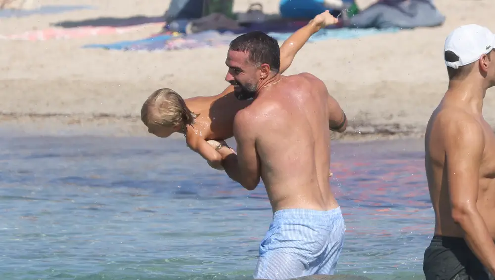 Dani Carvajal, todo un padrazo en Formentera