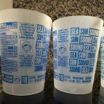 ¿Coleccionas los vasos de los festivales? Es una mala idea y este es el motivo
