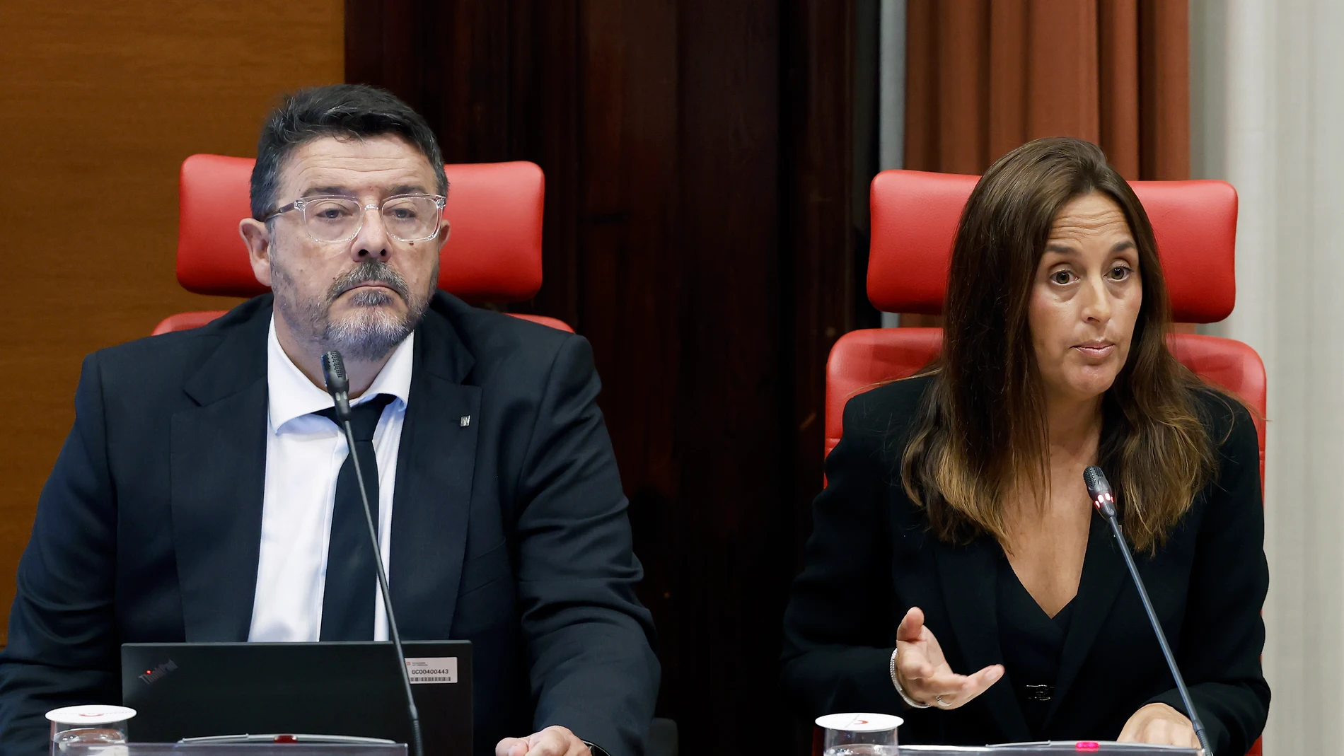 GRAFCAT706. BARCELONA, 22/07/2025.- La consellera de Educación y Formación Profesional, Esther Niubó, junto al director general de profesorado, Josep Maria Garcia Balda, durante su comparecencia en el Parlament en la que ha asegurado que "llegará hasta el final" en la incidencia en las adjudicaciones de plazas de profesorado, que ha achacado a una acción "deliberada y unilateral" de un subdirector general que, de momento, ya ha sido cesado. EFE/Andreu Dalmau