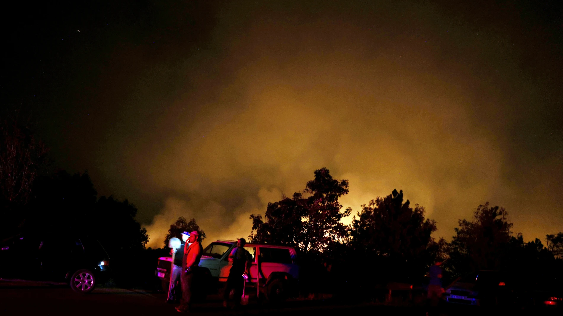 SOFIA (Bulgaria), 22/07/2025.- Volunteers attend during a large forest fire near the village of Ponor, near Sofia, Bulgaria, 22 July 2025. According to weather forecasts, the next few days are expected to bring temperatures at over 42 degrees Celsius in Bulgaria. (incendio forestal) EFE/EPA/VASSIL DONEV