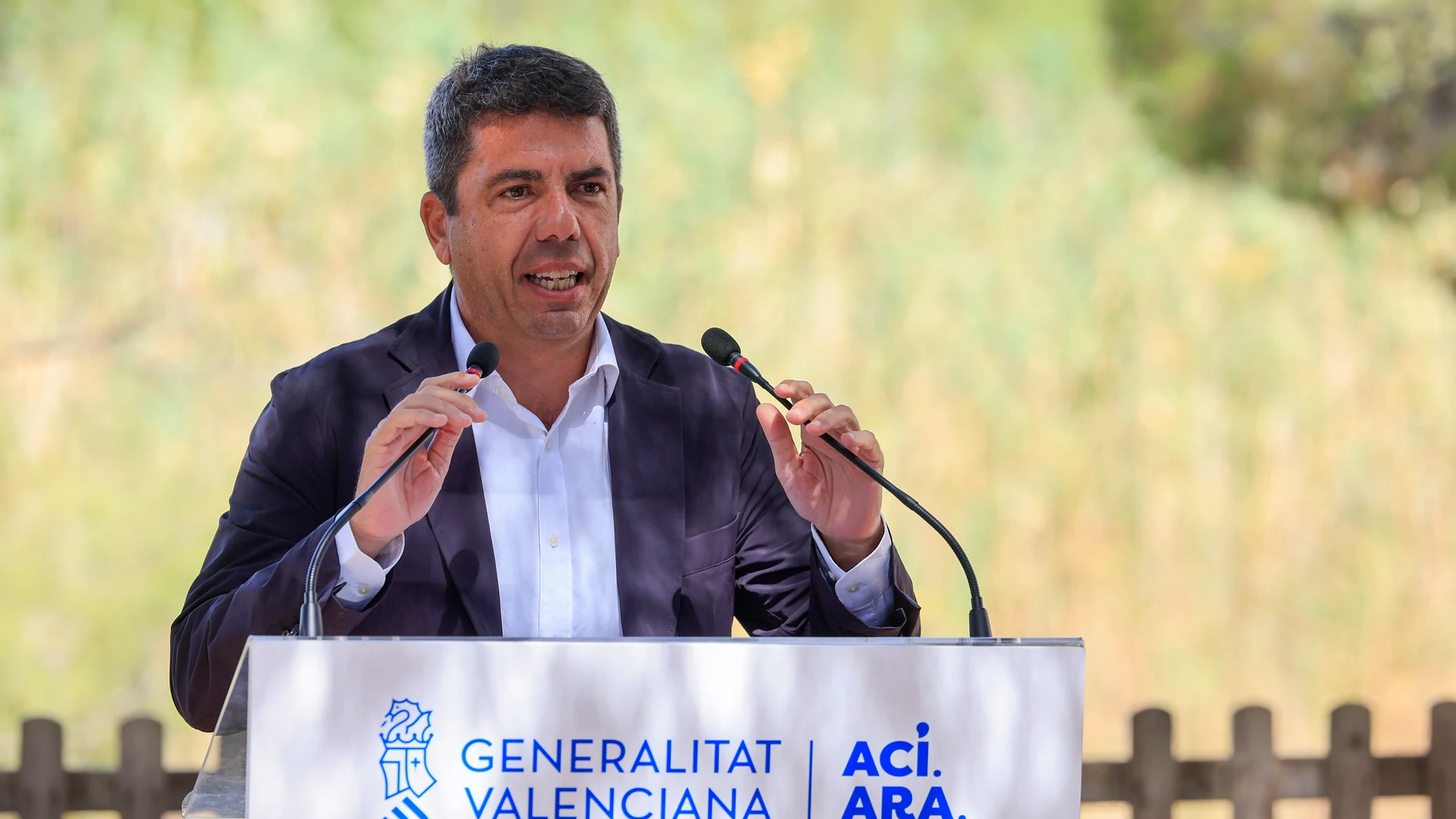 VALENCIA (ESPAÑA), 22/07/2025.- El president de la Generalitat, Carlos Mazón presenta este martes en el Centro de Recuperación de Fauna "La Granja de El Saler" de Valencia el proyecto de dos parques metropolitanos antiinundaciones en las riberas del río Turia y del barranco del Poyo, en los que se pretende actuar en más de 1.500 hectáreas para crear una zona verde que conforme una nueva defensa ante posibles riadas. EFE/ Kai Försterling