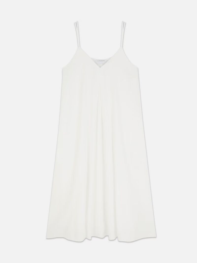 Vestido largo con escote de pico.