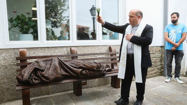 El Arzobispo de Santiago, Francisco José Prieto, bendijo esta mañana en la Oficina de Acogida al Peregrino la escultura del artista canadiense Timothy Schmalz 'Homeless Jesus'