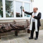 El Arzobispo de Santiago, Francisco José Prieto, bendijo esta mañana en la Oficina de Acogida al Peregrino la escultura del artista canadiense Timothy Schmalz 'Homeless Jesus'