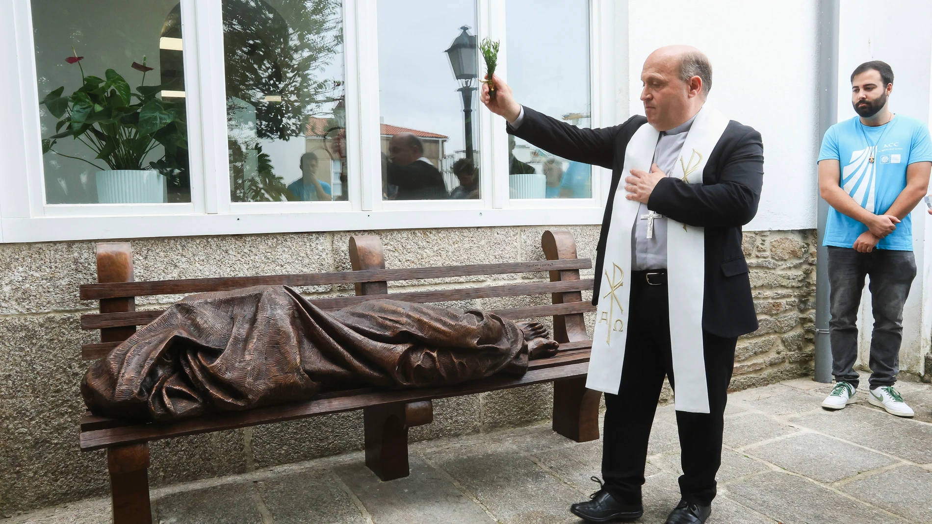 GRAF8717. SANTIAGO DE COMPOSTELA, 22/07/2025.- El Arzobispo de Santiago, Francisco José Prieto, bendijo esta mañana en la Oficina de Acogida al Peregrino la escultura del artista canadiense Timothy Schmalz 'Homeless Jesus', que quedó instalada en su jardín. EFE/Xoán Rey.