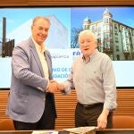 El presidente de la Fundación Atapuerca, Antonio Méndez Pozo, y el presidente de FAE Burgos, Miguel Ángel Benavente de Castro, tras firmar el acuerdo