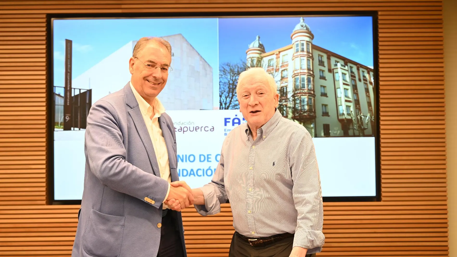 El presidente de la Fundación Atapuerca, Antonio Méndez Pozo, y el presidente de FAE Burgos, Miguel Ángel Benavente de Castro, tras firmar el acuerdo