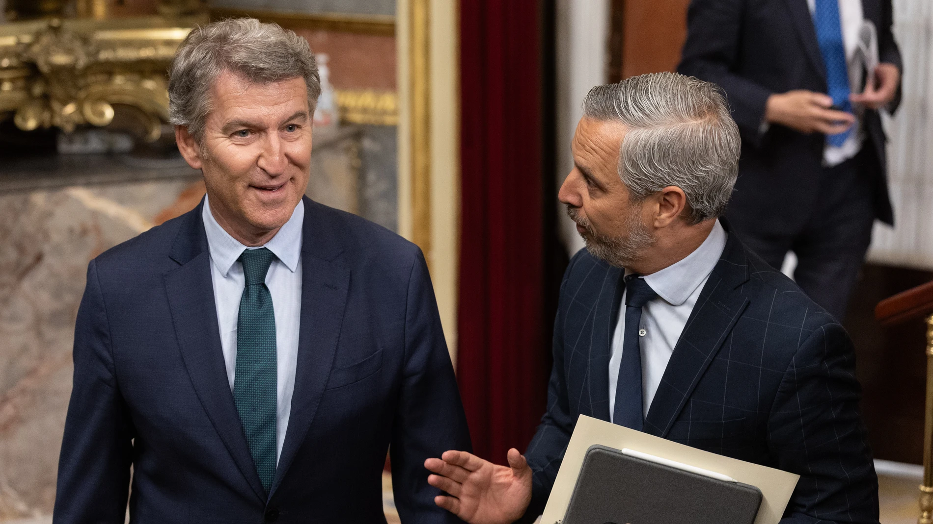 El presidente del PP, Alberto Núñez Feijóo (i), durante una sesión plenaria extraordinaria, en el Congreso de los Diputados, a 22 de julio de 2025, en Madrid (España). El Congreso cierra este martes, 22 de julio, el curso parlamentario debatiendo en un Pleno extraordinario la convalidación de tres decretos leyes, las enmiendas a otras tres leyes provenientes del Senado y dos reformas del Reglamento del Congreso, impulsadas por PSOE y Sumar. El último pleno antes del verano estará también marc...