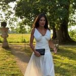 Influencer con vestido blanco.