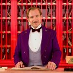 Ralph Fiennes puede ser Voldemort, el cardenal decano Thomas Lawrence o este inolvidable conserje