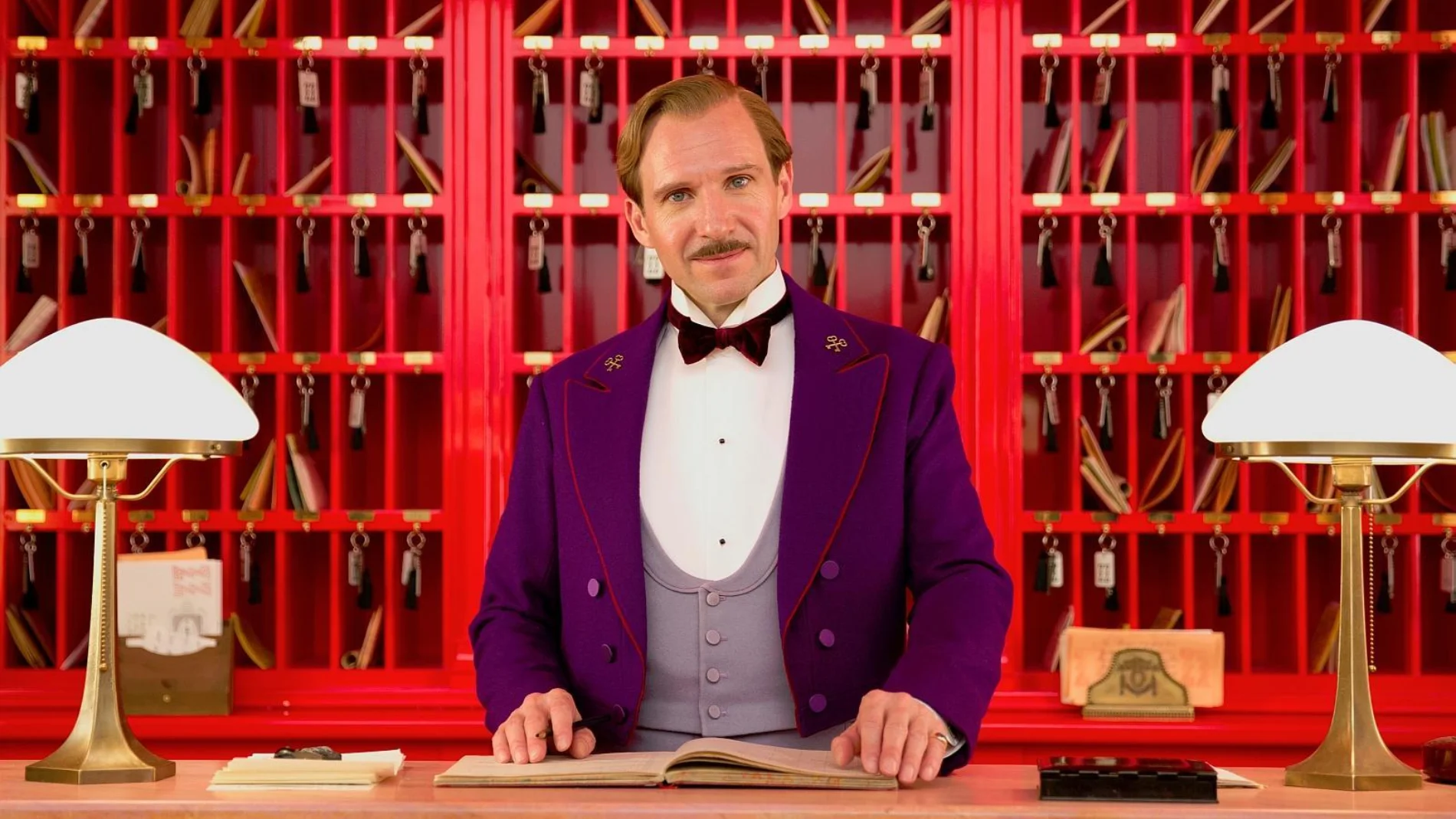 Ralph Fiennes puede ser Voldemort, el cardenal decano Thomas Lawrence o este inolvidable conserje