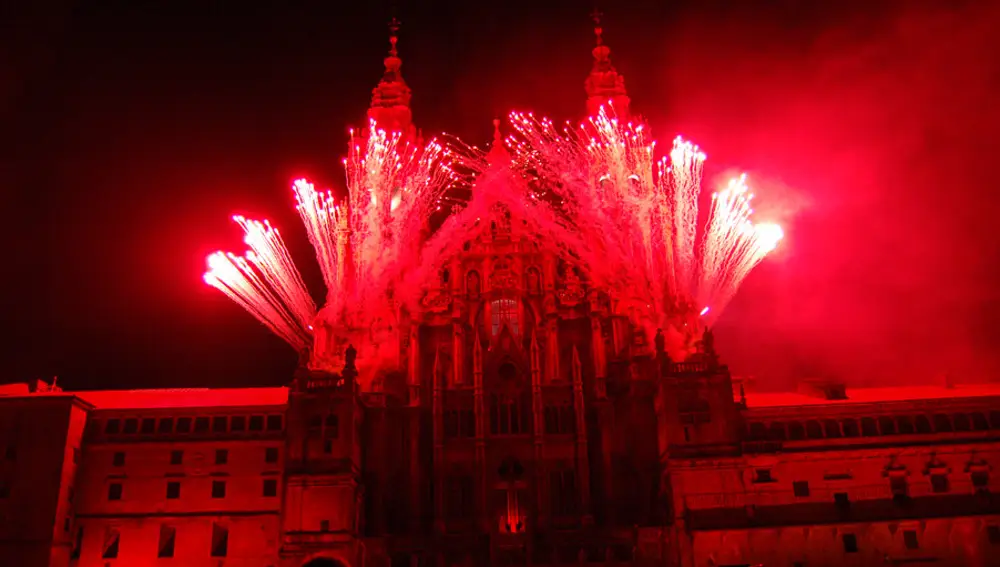 Fuegos de artificio sobre la fachada de la Catedral de Santiago