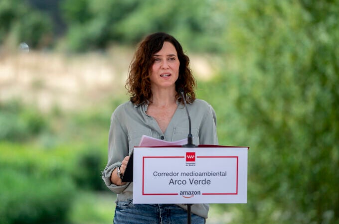 Ayuso visita el entorno rehabilitado del corredor Arco Verde y el nuevo paso sobre el río Henares