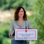 Ayuso visita el entorno rehabilitado del corredor Arco Verde y el nuevo paso sobre el río Henares