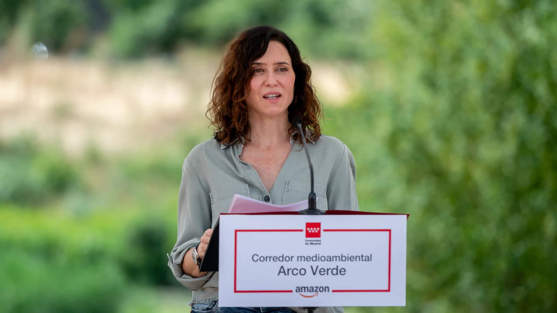 La presidenta de la Comunidad de Madrid, Isabel Díaz Ayuso, durante una visita a la nueva pasarela sobre el río Henares y al corredor medioambiental Arco Verde, a 22 de julio de 2025, en Mejorada del Campo, Madrid (España). La Comunidad de Madrid en colaboración con Amazon han instalado una pasarela sobre el río Henares para facilitar el acceso entre Mejorada del Campo y los municipios de San Fernando de Henares y Torrejón de Ardoz. Arco Verde es la iniciativa medioambiental con la que la Com...