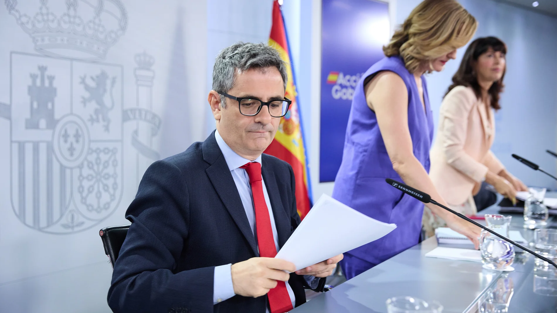 El ministro de la Presidencia, Félix Bolaños, la ministra de Educación, Pilar Alegría, y la ministra de Igualdad, Ana Redondo, durante una rueda de prensa tras el Consejo de Ministros, en el Palacio de la Moncloa, a 22 de julio de 2025, en Madrid (España). El Consejo de Ministros aprobará este martes 22 de julio una nueva declaración de emergencia en Canarias con 40 millones de euros para la creación de 1.200 plazas de asilo para menores migrantes en la Península. Además el Consejo de Ministr...