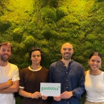 De izq. a drcha, el cofundador José, Andrés del Departamento de Operaciones, Antonio, cofundador, y Carolina del departamento de Marketing