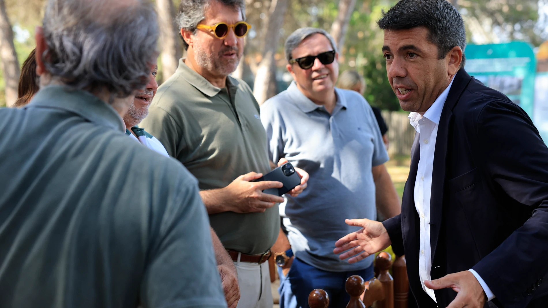 VALENCIA (ESPAÑA), 22/07/2025.- El president de la Generalitat, Carlos Mazón (d) conversa con el presidente de la Federación Nacional de Comunidades de Regantes de España, Juan Valero de Palma (2i) tras presentar este martes en el Centro de Recuperación de Fauna "La Granja de El Saler" de Valencia el proyecto de dos parques metropolitanos antiinundaciones en las riberas del río Turia y del barranco del Poyo, en los que se pretende actuar en más de 1.500 hectáreas para crear una zona verde que...