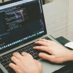 La IA no nos ayuda a programar más rápido, aunque pensemos lo contrario