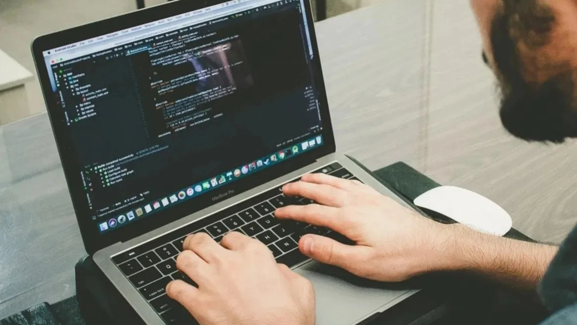 La IA no nos ayuda a programar más rápido, aunque pensemos lo contrario
