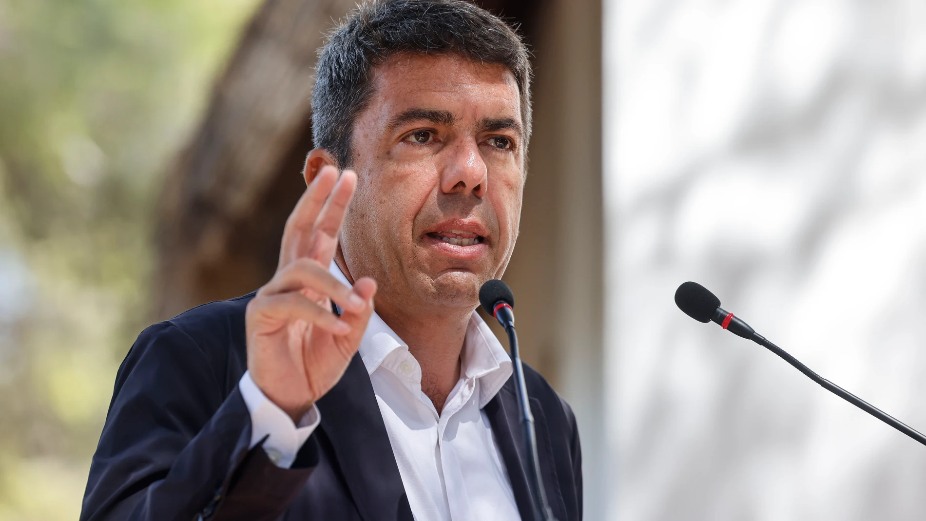 El presidente de la Generalitat valenciana, Carlos Mazón, durante la presentación de la Red de Parques Metropolitanos, en el Centro de Recuperación de Fauna ‘La Granja de El Saler’, a 22 de julio de 2025, en Valencia, Comunidad Valenciana (España). Mazón ha presentado el proyecto de dos parques metropolitanos antinundaciones en las riberas del Turia y en la del Barranco del Poyo. Este proyecto, que fue anunciado por la Generalitat el pasado 27 de junio, pretende intervenir 1500 hectáreas para...