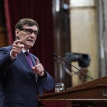 El presidente de la Generalitat, Salvador Illa, durante su intervención en la comparecencia en el Parlament para dar explicaciones sobre el caso Cerdán y su eventual afectación a Catalunya