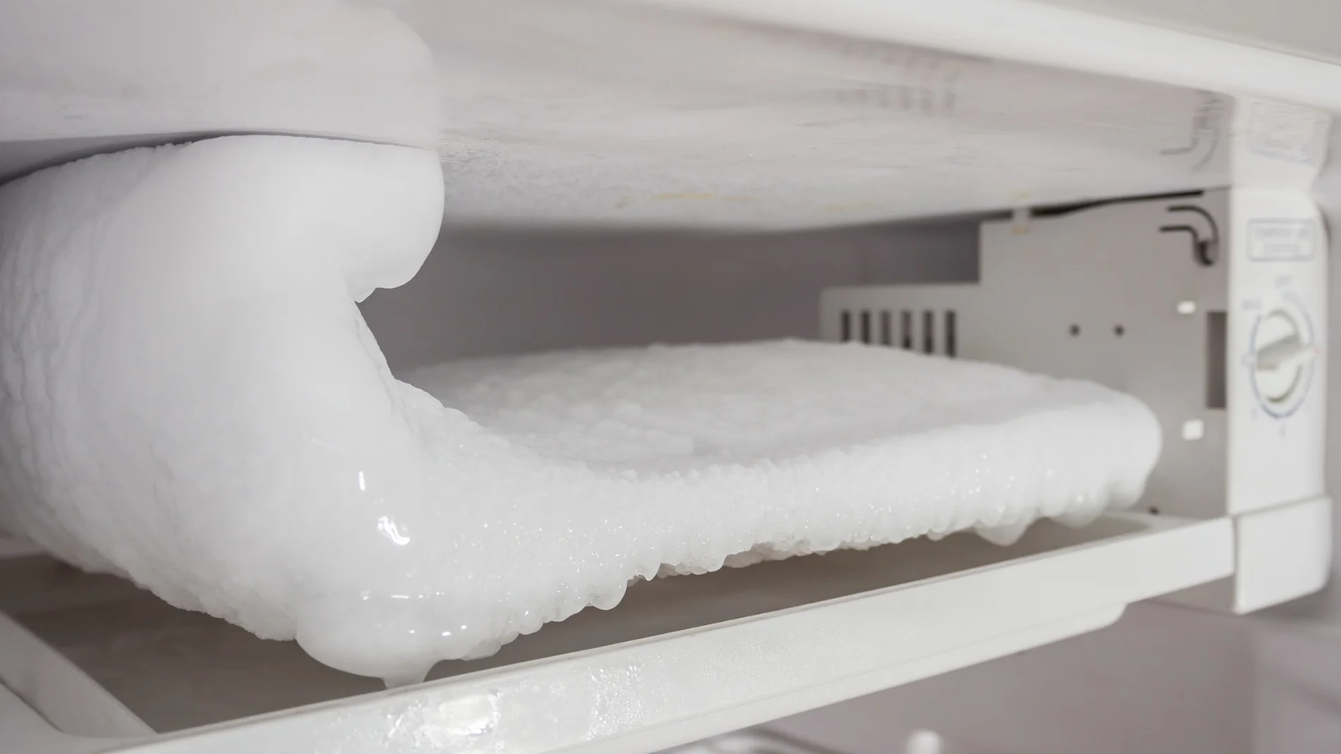 Elimina la acumulación de hielo de tu congelador en minutos usando papel de aluminio