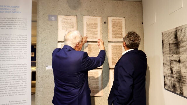 El alcalde de Benidorm, Toni Pérez, a la izquierda de espaldas, en la exposición sobre la Carta Pobla