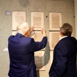 El alcalde de Benidorm, Toni Pérez, a la izquierda de espaldas, en la exposición sobre la Carta Pobla