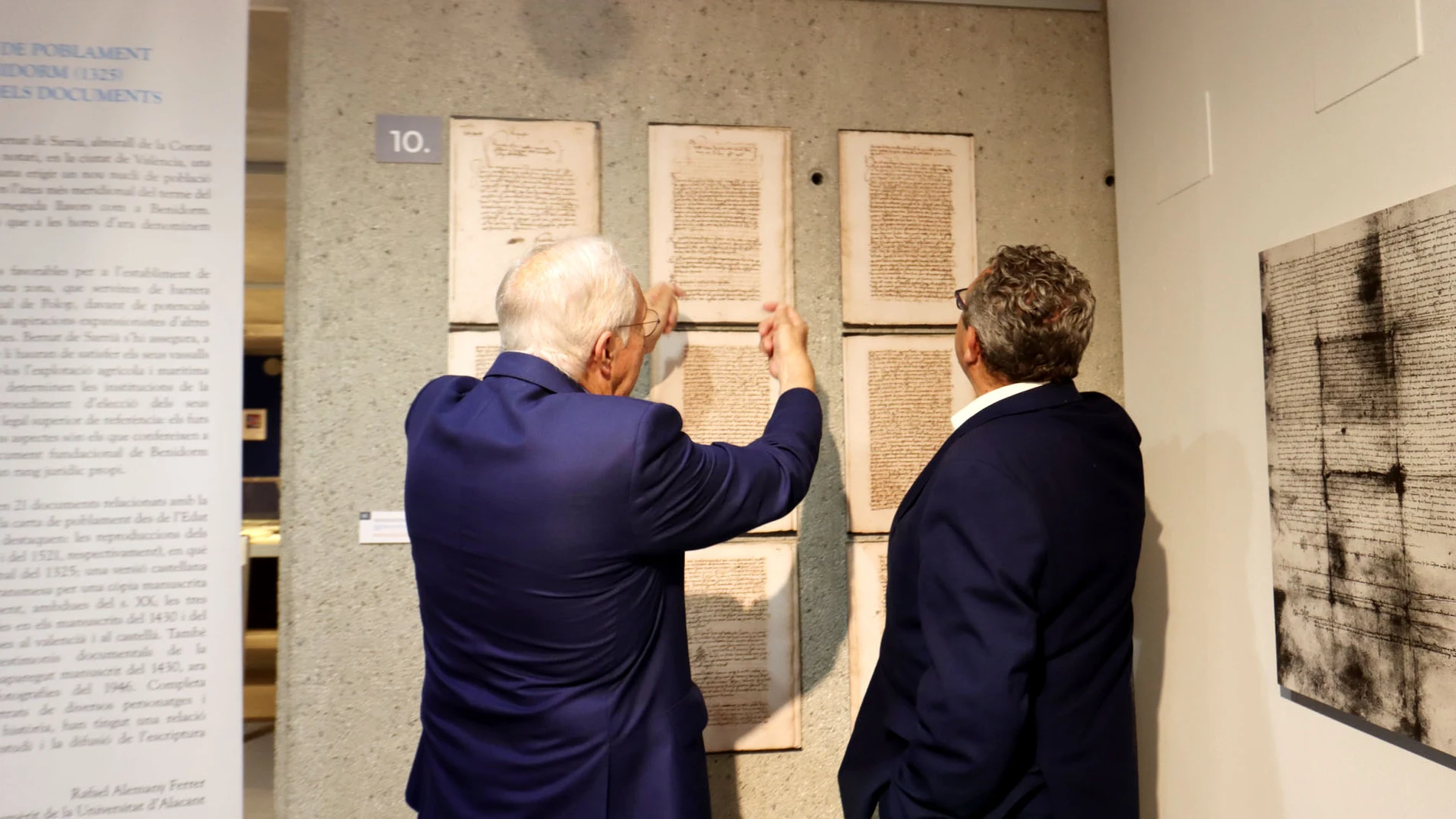 El alcalde de Benidorm, Toni Pérez, a la izquierda de espaldas, en la exposición sobre la Carta Pobla