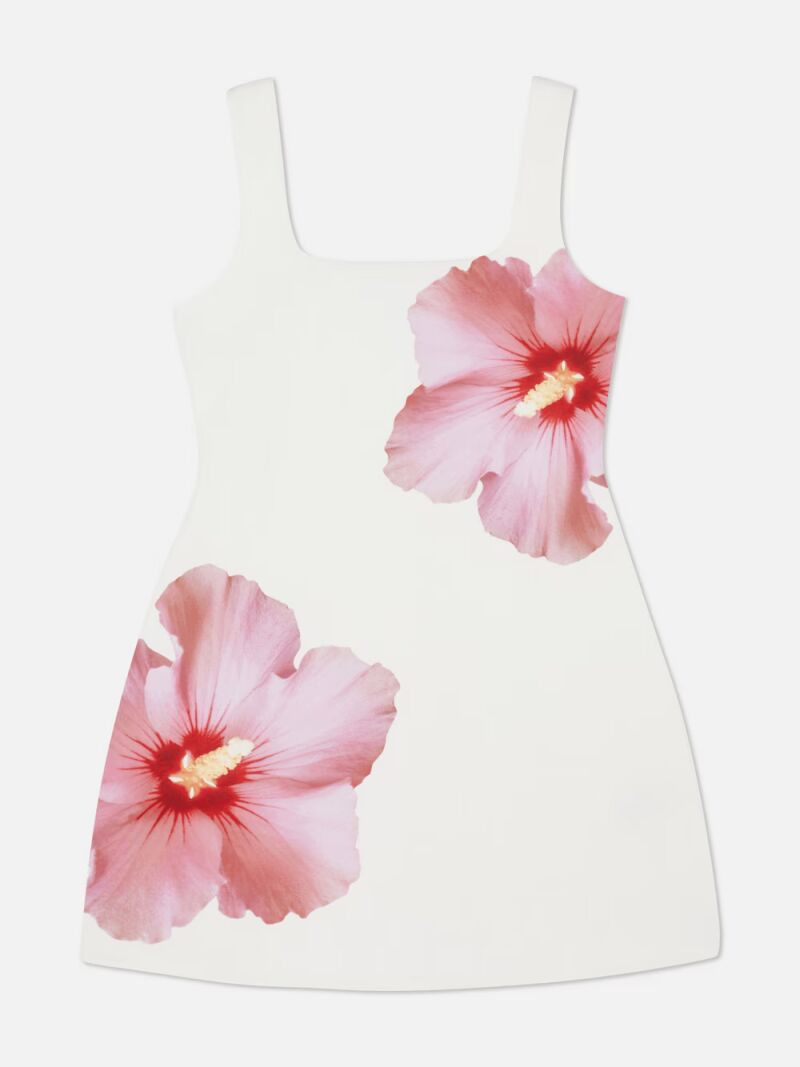 Vestido corto de tirantes con hibiscos.