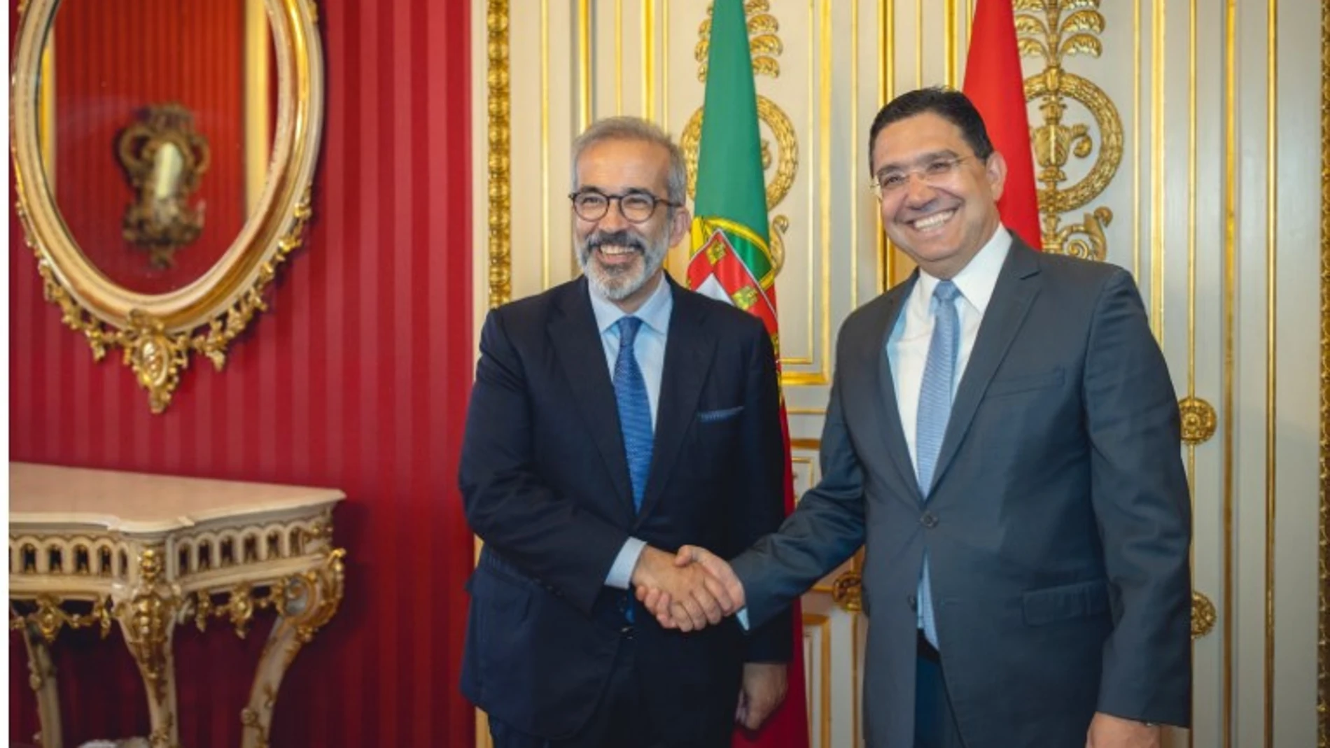 Los ministros, tras la firma del acuerdo