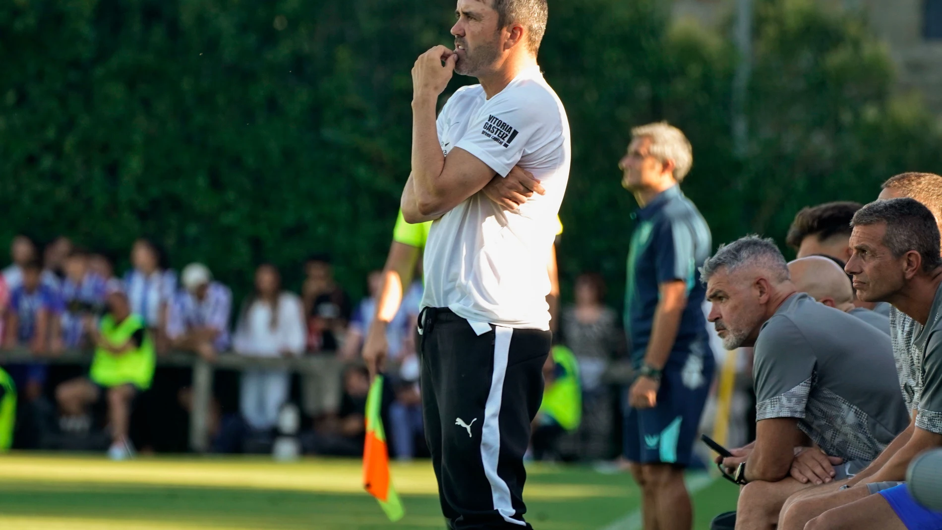 LAGUARDIA (ÁLAVA), 22/07/2025.- El entrenador del Alavés, Eduardo Coudet, durante el partido del XXIII Trofeo de Laguardia que Athletic Club y Deportivo Alavés disputan este martes en el estadio Óscar de Marcos, en la localidad alavesa de Laguardia. EFE/L. Rico