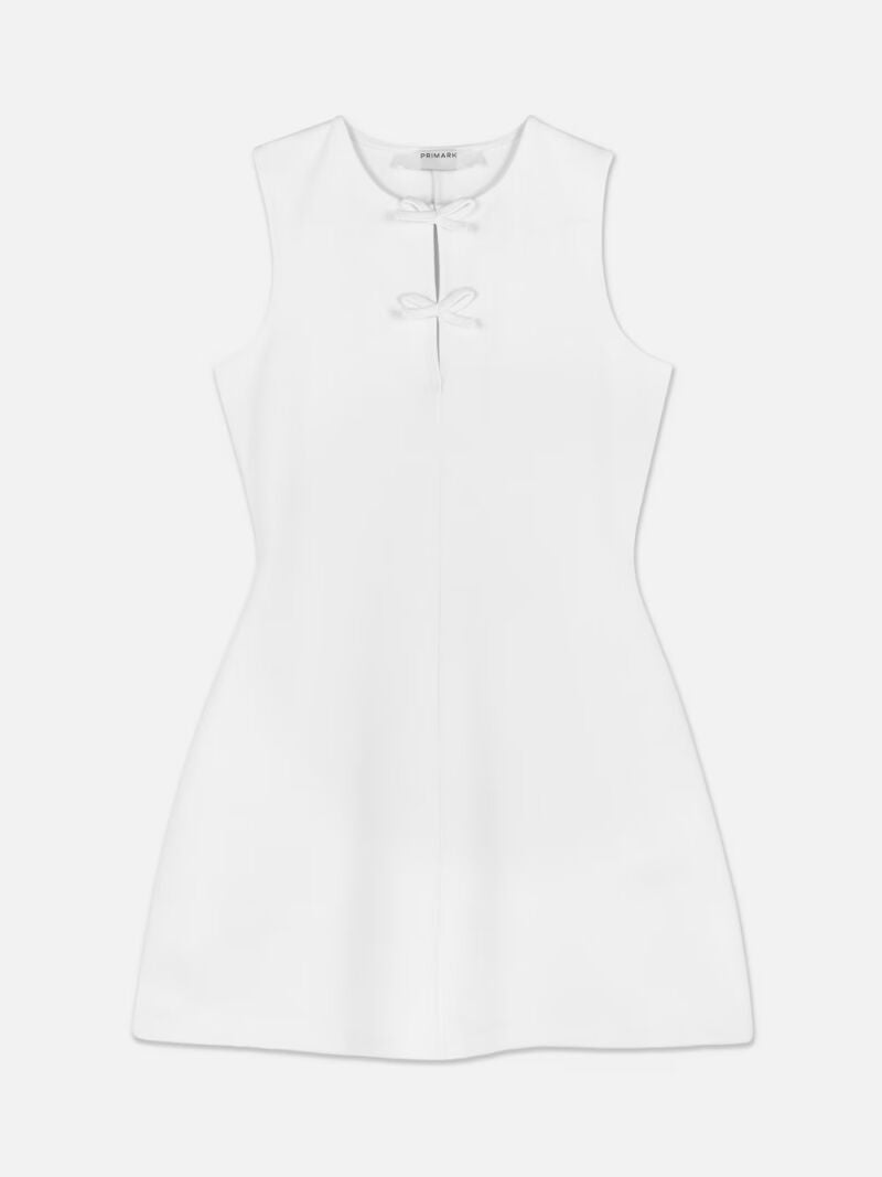 Vestido corto con lazo.