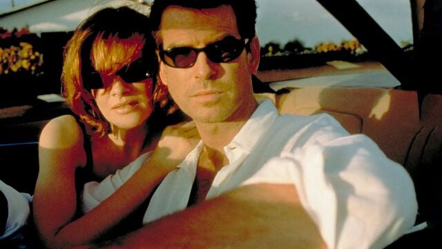 Pierce Brosnan y Rene Russo nos brindaron en el 99 un emocionante thriller que ya era una adaptación de otro de 1968