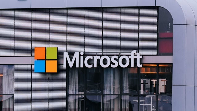 Logo de Microsoft sobre una de sus oficinas